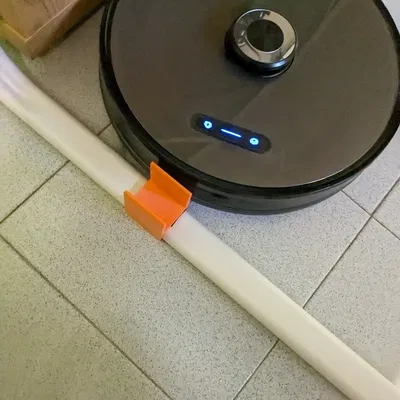 Bàn Ikea Huvudspelare với tường chống robot hút bụi