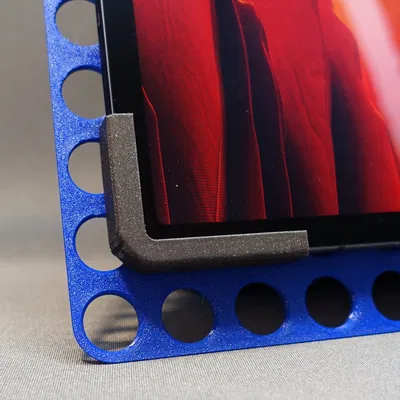 Giá đỡ máy tính bảng cho thùng PC Qube 500