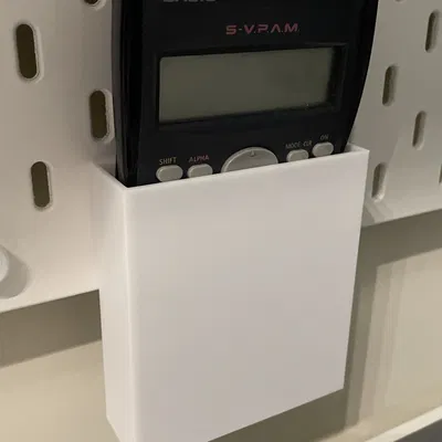 Giá đỡ máy tính CASIO fx82MS trong hệ thống Skadis