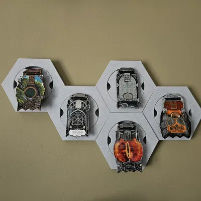 Giá treo huy chương hình lục giác cho thử thách The Conqueror