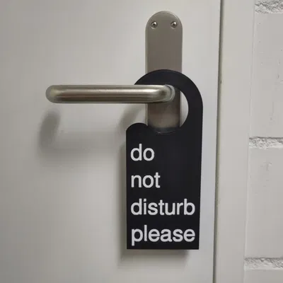 Biển báo "Xin đừng làm phiền" treo cửa 6 lớp