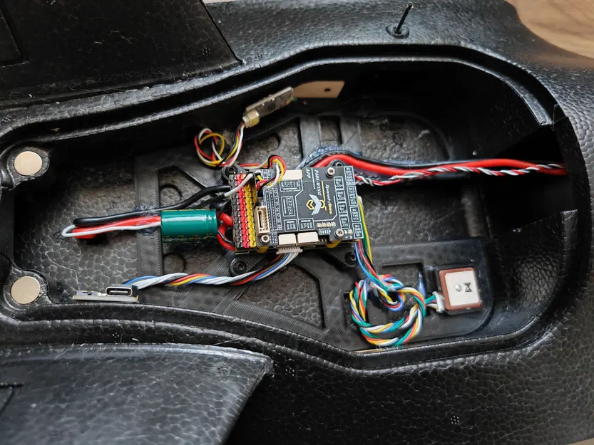 Giá đỡ GPS Walksnail cho cánh SpeedyBee F405 AtomRC Dolphin - Image 1