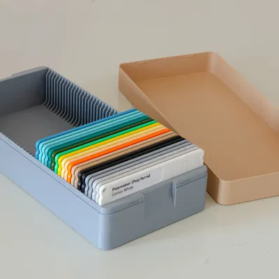 Hệ thống thẻ mẫu v1.0 với hộp đựng cho filament