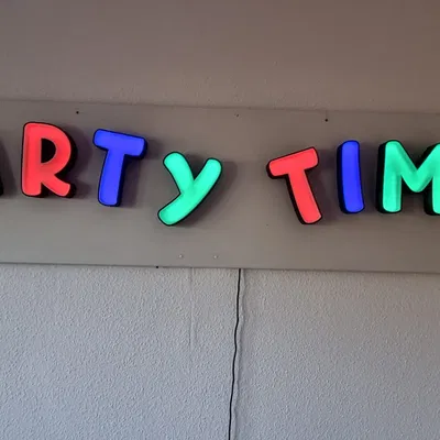 Chữ LED "THỜI GIAN TIỆC" tự thiết kế cho không gian tiệc
