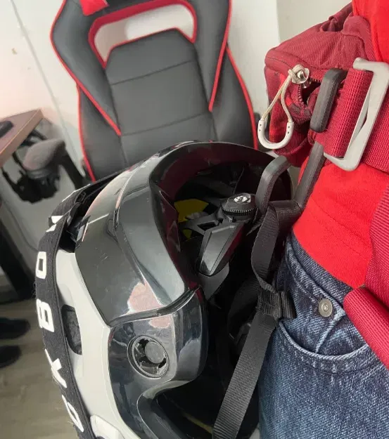 Móc treo nón bảo hiểm cho túi đeo hông MTB - Image 1