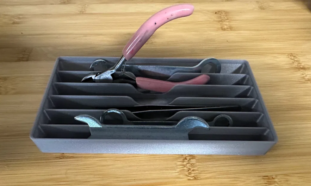 Khay đựng đồ Gridfinity 2x4x0.5 với lỗ tay cầm - Image 1