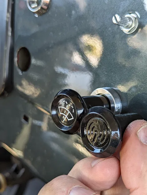 Núm điều khiển thay thế cho radio Toyota FJ40 năm 71 - Image 1