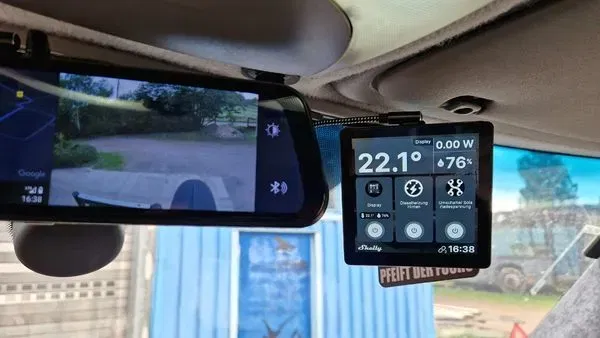 Mô hình giá treo tường Shelly với kết nối USB và cuộn QI - Image 1