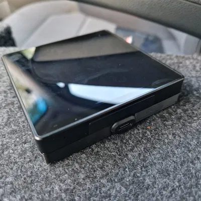 Mô hình giá treo tường Shelly với kết nối USB và cuộn QI