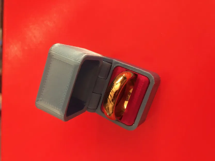 Hộp đựng nhẫn 30x30mm với logo trái tim và bản lề ẩn - Image 3