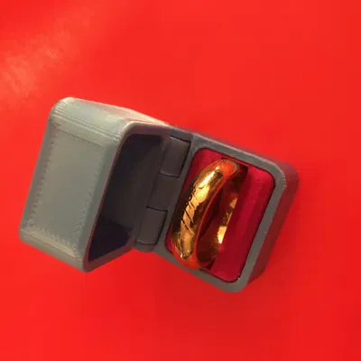 Hộp đựng nhẫn 30x30mm với logo trái tim và bản lề ẩn