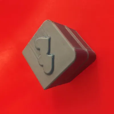 Hộp đựng nhẫn 30x30mm với logo trái tim và bản lề ẩn