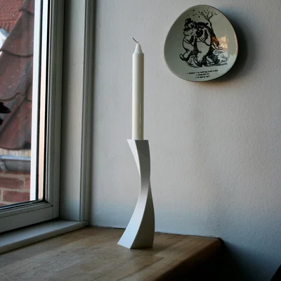 Giá đỡ nến vuông đơn giản với đường cong tinh tế