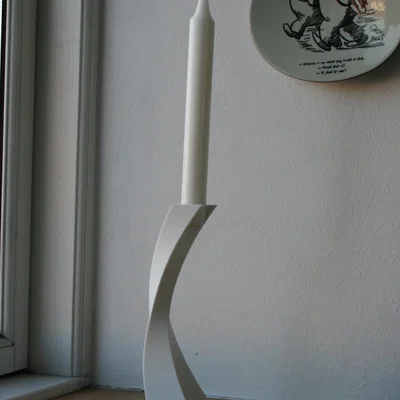 Giá đỡ nến vuông đơn giản với đường cong tinh tế