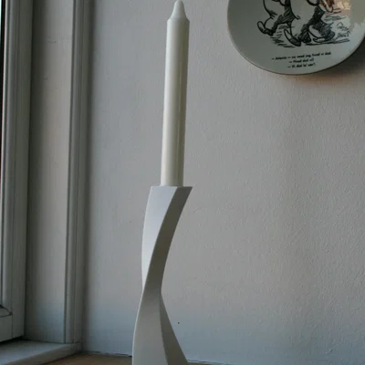 Giá đỡ nến vuông đơn giản với đường cong tinh tế