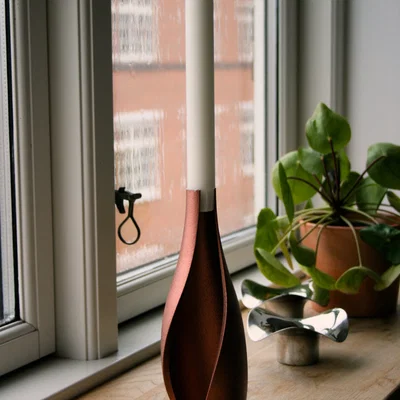 Giá đỡ nến hình chai với khoảng cách âm