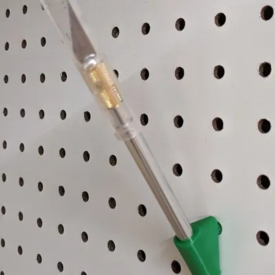 Giá đỡ dao X-acto trên bảng ghim