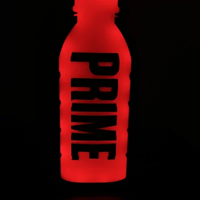 Bình Prime trắng với giá đỡ và đèn LED nhiều màu