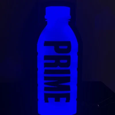 Bình Prime trắng với giá đỡ và đèn LED nhiều màu