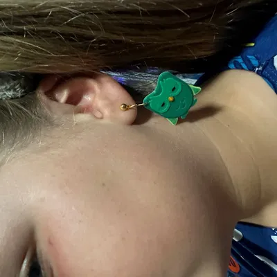 Bông tai Duolingo nhiều màu sắc với điểm dừng