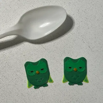 Bông tai Duolingo nhiều màu sắc với điểm dừng