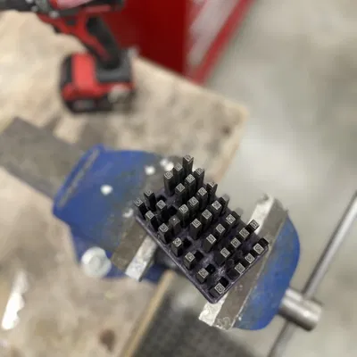 Giá đỡ cho các công cụ đóng dấu và đục lỗ alphanumerical