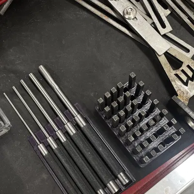 Giá đỡ cho các công cụ đóng dấu và đục lỗ alphanumerical