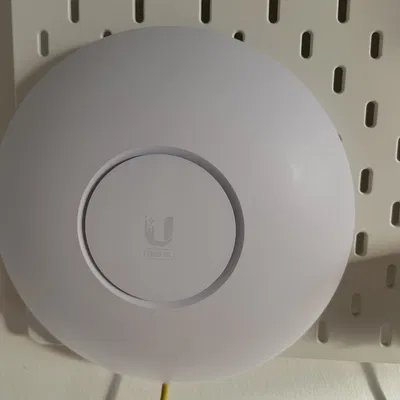 Giá đỡ điểm truy cập Unifi U6-Enterprise Skadis