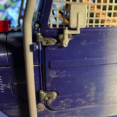 Bản lề khổng lồ cho cửa tre chắc chắn