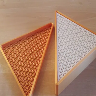 Tangram trong hộp hình tam giác