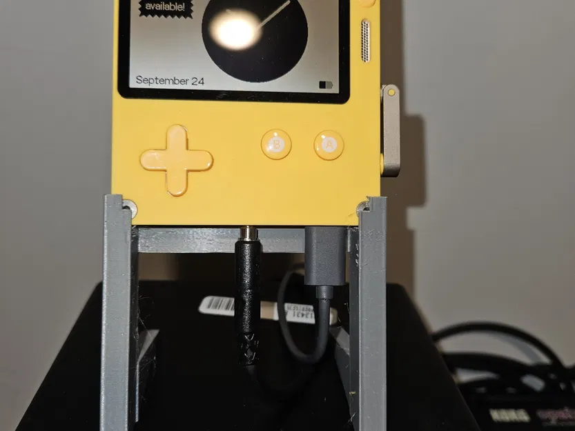 Giá đỡ Playdate với không gian cho tai nghe và cổng USB - Image 1