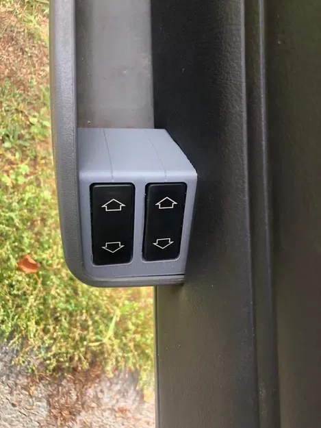 Nắp che công tắc điều chỉnh cửa sổ Peugeot 205 - Image 2