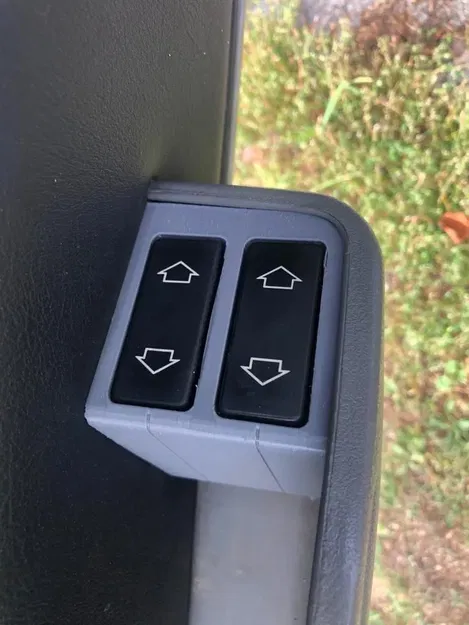 Nắp che công tắc điều chỉnh cửa sổ Peugeot 205 - Image 3