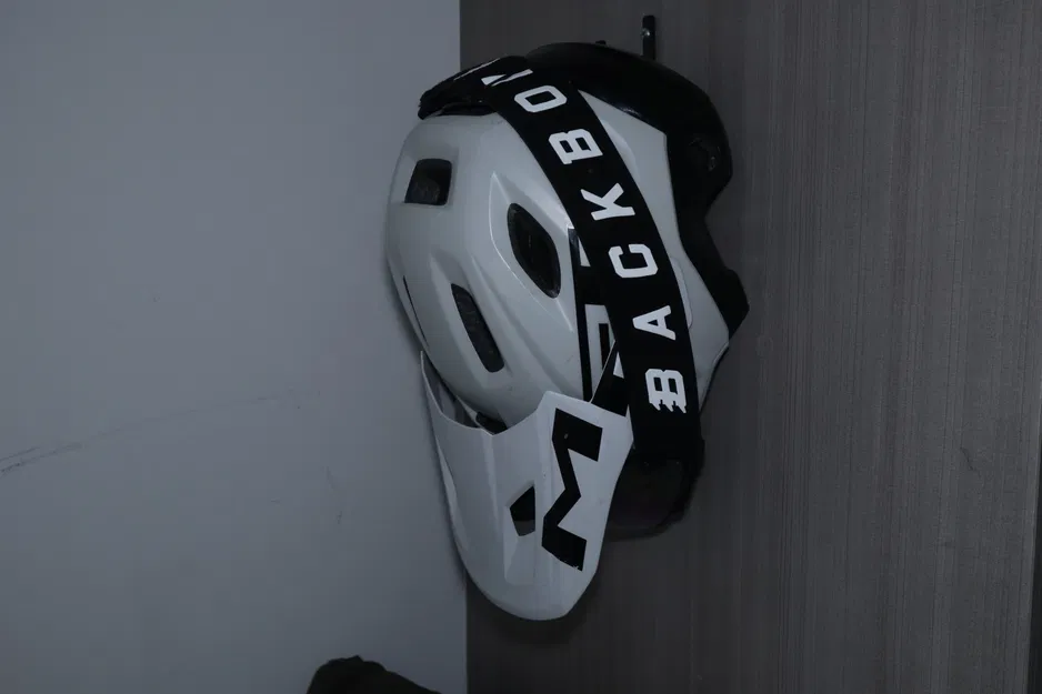 Móc treo mũ bảo hiểm MTB đơn giản và kín đáo - Image 1