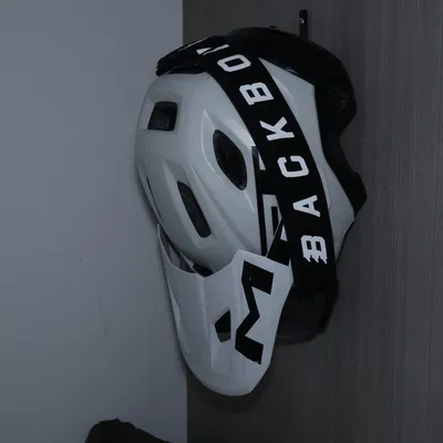 Móc treo mũ bảo hiểm MTB đơn giản và kín đáo