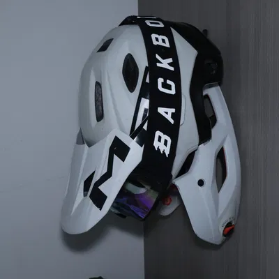 Móc treo mũ bảo hiểm MTB đơn giản và kín đáo