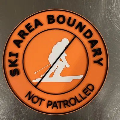 Biển báo ranh giới khu vực trượt tuyết nhiều màu sắc