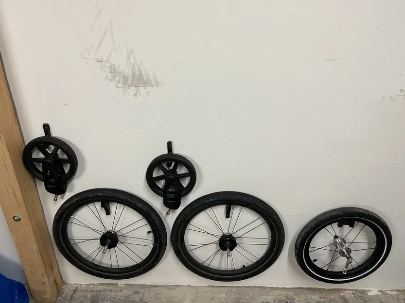 Giá treo bánh xe cho xe đẩy Thule Chariot Sport - Image 1