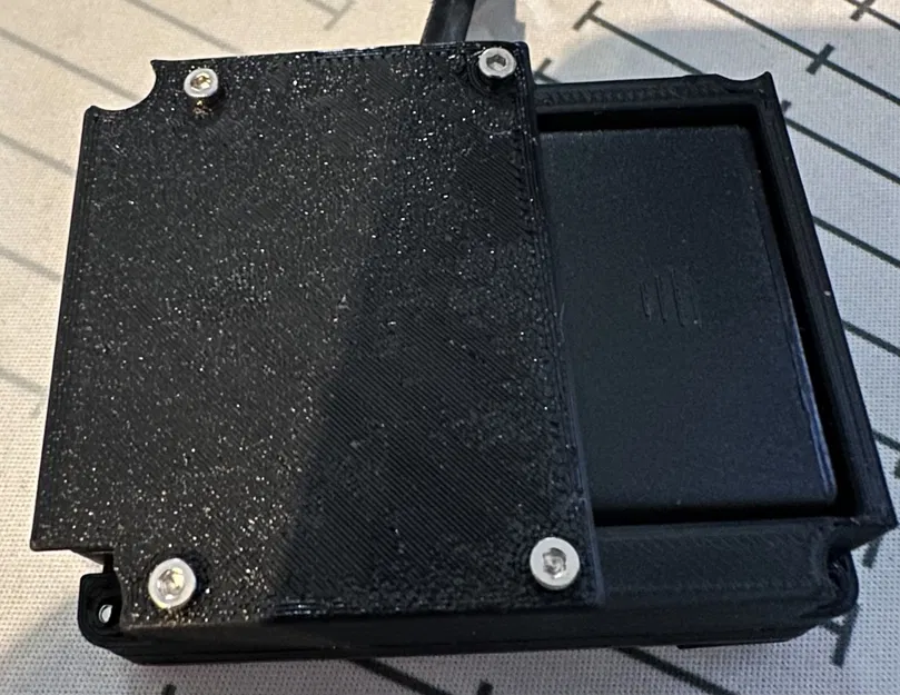 Giá đỡ pin cho huy hiệu Tufty 2040 với nắp pin tháo rời - Image 1