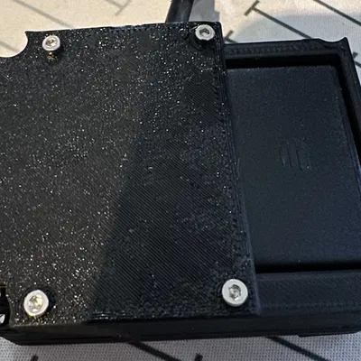 Giá đỡ pin cho huy hiệu Tufty 2040 với nắp pin tháo rời