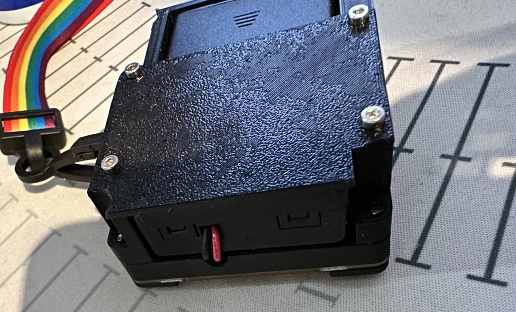 Giá đỡ pin cho huy hiệu Tufty 2040 với nắp pin tháo rời - Image 2