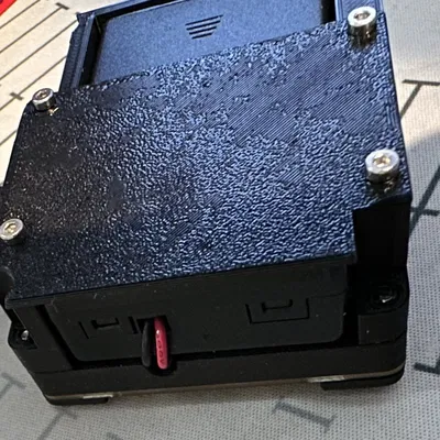 Giá đỡ pin cho huy hiệu Tufty 2040 với nắp pin tháo rời