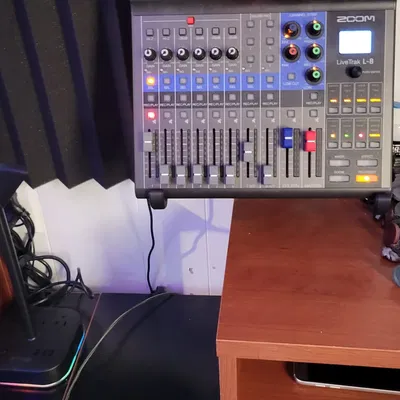 Giá đỡ gắn tường cho Zoom Livetrak L-8