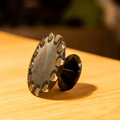 Cán cầm điện thoại MagSafe hỗ trợ sử dụng một tay