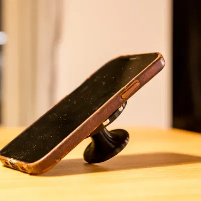 Cán cầm điện thoại MagSafe hỗ trợ sử dụng một tay