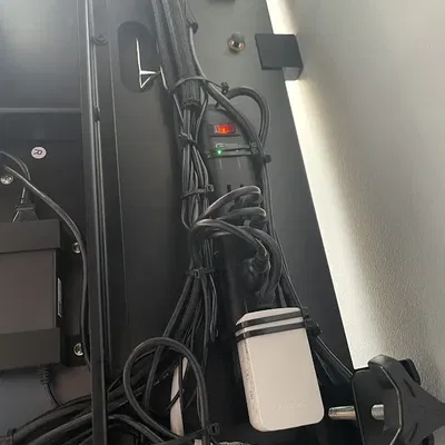 Giá đỡ ổ cắm điện cho bàn làm việc