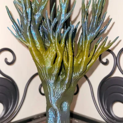 Cây đầm lầy xù xì không còn lá và cành