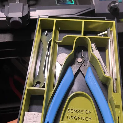 Khay để đồ Ender 3 S1 với chữ “SENSE OF URGENCY”