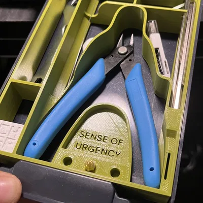 Khay để đồ Ender 3 S1 với chữ “SENSE OF URGENCY”