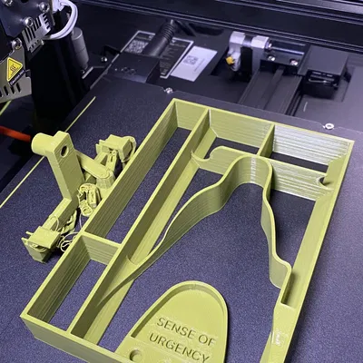 Khay để đồ Ender 3 S1 với chữ “SENSE OF URGENCY”